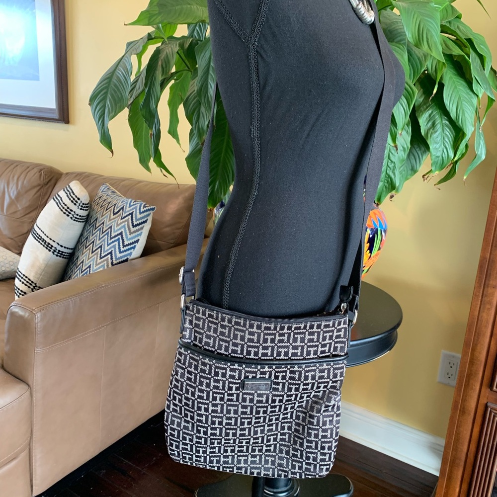 Tommy Hilfiger Garden Classics II-Medium Crossbody - Picture 4 of 9